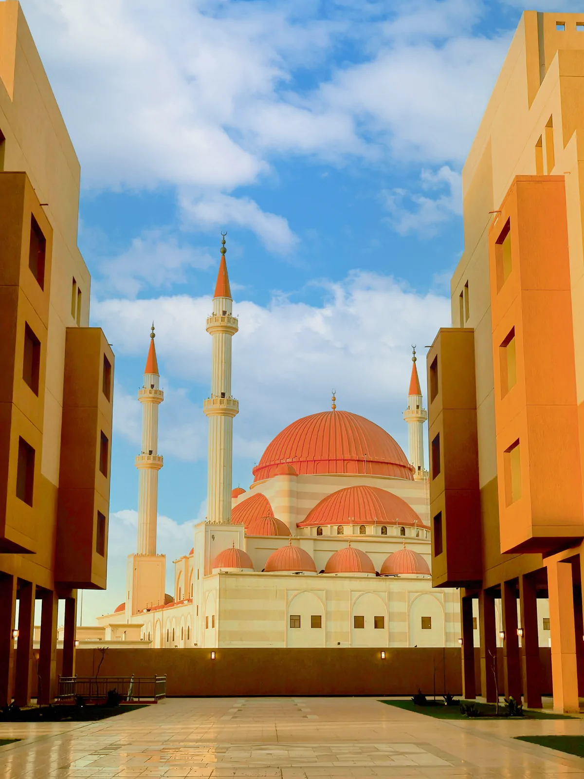 جامع الشيخ سليمان الراجحي من ممشى الوجهة، تحيط به المباني السكنية